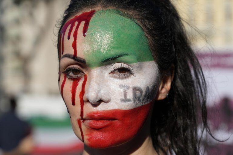 Blut und Flagge: In Rom protestiert eine Frau gegen den Tod von Mahsa Amini, die in Polizeigewahrsam im Iran starb. AP