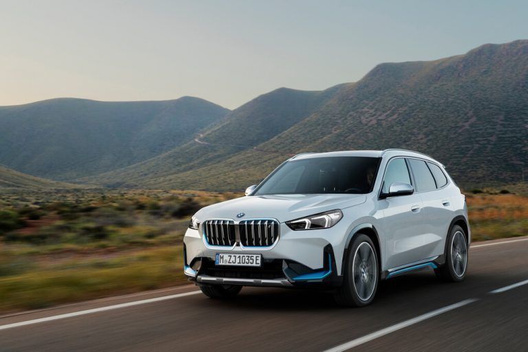 BMW X1: Er ist gerade frisch erneuert, mit Diesel-, Benzin- und Plug-in-Hybrid-Antrieben sowie einer Elektro-Version. Leistung: 136 bis 326 PS. Preis: ab 43.200 Euro.