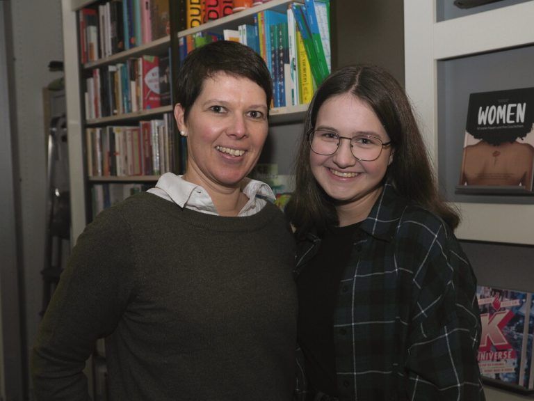 Carmen und Annika Rossegger bei der Buchpräsentation.