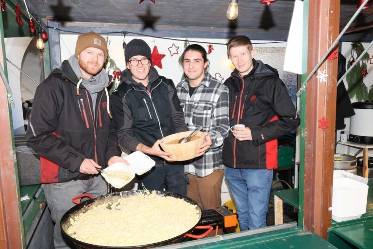 Christoph und Markus Motzenberg, Nikolas Zimmermann und Christoph Dejaco von der Funkenzunft Hub waren beim Blosengelmarkt im Einsatz.