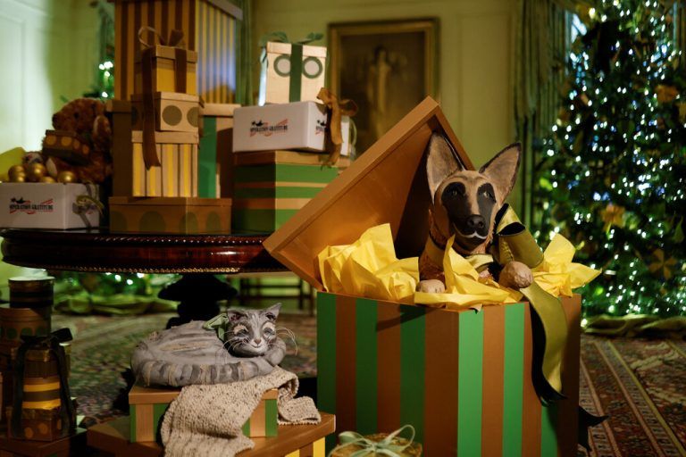 Darstellungen von Hund Commander und Katze Willow von US-Präsident Joe Biden sind heuer Teil der Weihnachtsdekoration im Weißen Haus. RTS