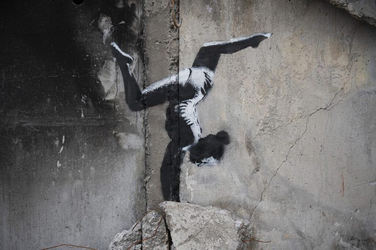 Das Bild, das auf Instagram veröffentlicht wurde, zeigt auf der grauen Wand eines zerstörten Hauses ein Mädchen, das scheinbar auf Trümmern einen Handstand macht.ap, reuters