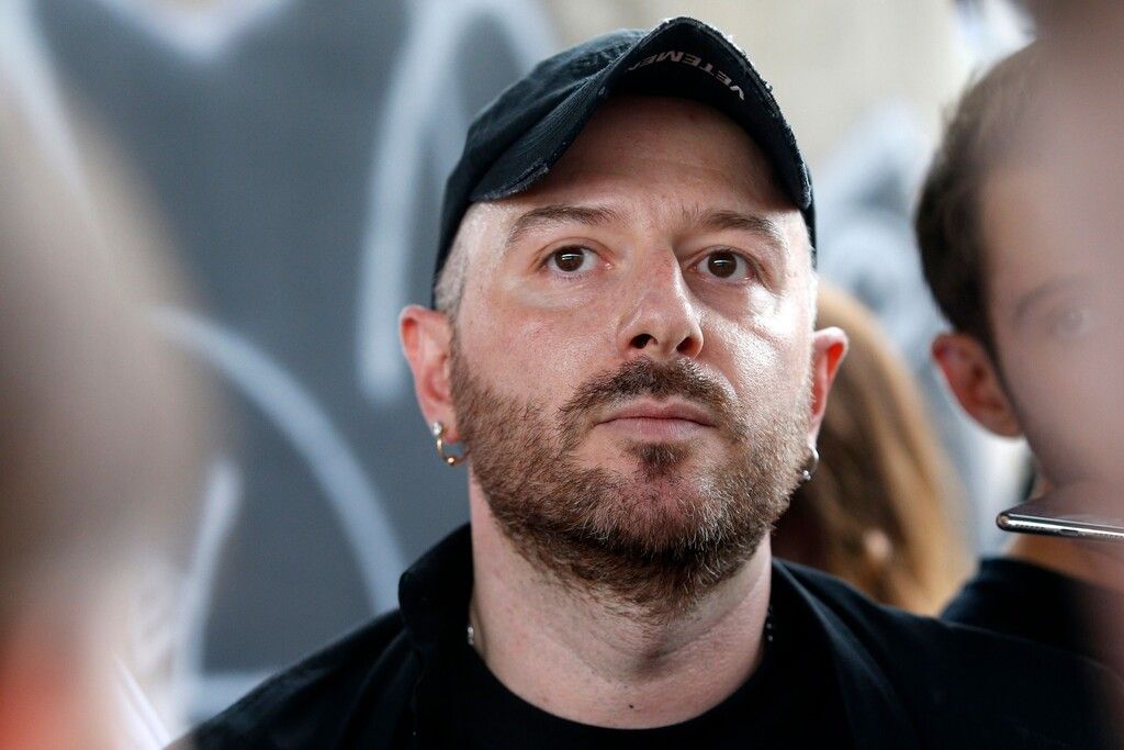 Luxuslabel Balenciaga sorgt mit Fetisch-Teddys für Kritik im Netz