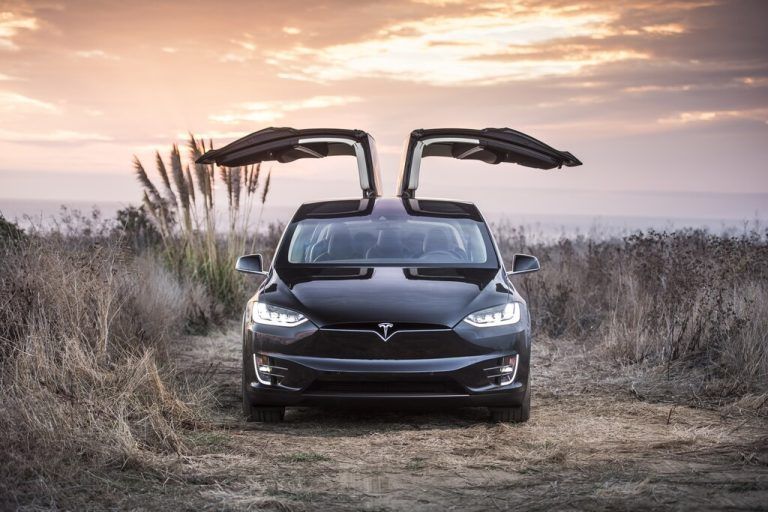 Das Tesla Model X muss gewartet werden. Der Airbag klemmt bei niedrigem Tempo. Fa