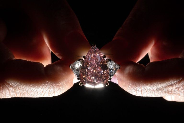 Der birnenförmige 18-Karäter wurde auf den Namen „Fortune Pink“ getauft. AFP