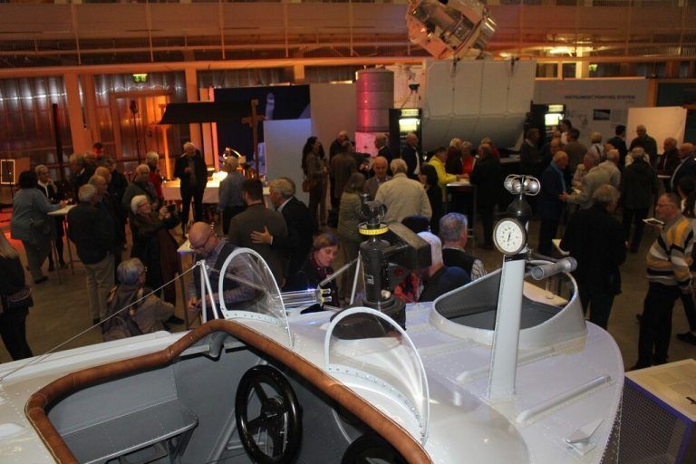 Der Blick ins Cockpit des Wal-Nachbaus ist ein Highlight der Ausstellung. stp/2