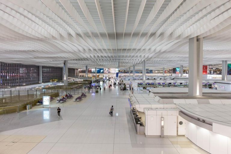 Der internationale Flughafen in Hong Kong mit Lichtkonzept von Thorn. Cheehaur Tan