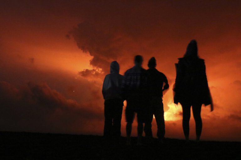Der Mauna Loa ist das erste Mal seit 1984 ausgebrochen. Er ist einer der größten aktiven Vulkane der Erde und liegt mitten im Pazifik auf Hawaii. AP