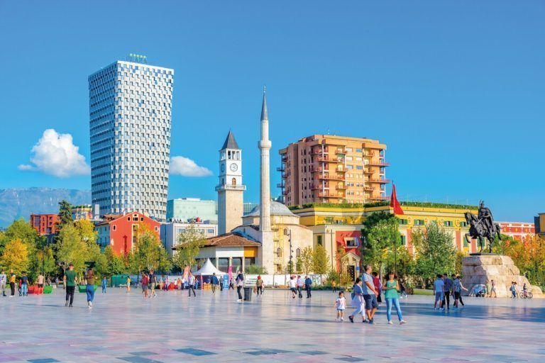 Der Skanderbeg Platz lädt zum Flanieren, Feiern und für Kinderauch zum Spielen ein. Shutterstock (6)