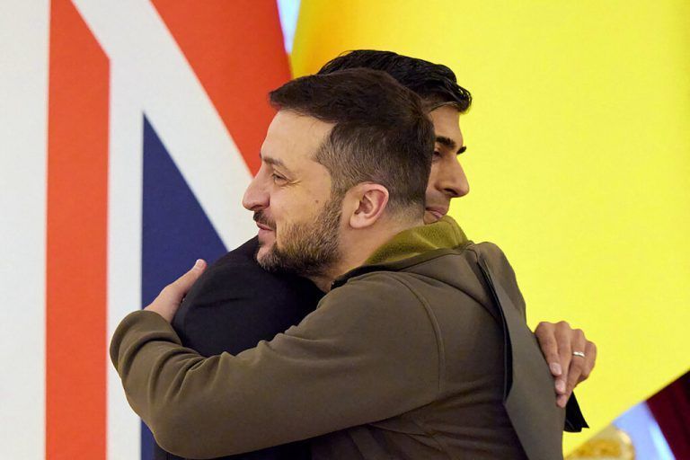 Der ukrainische Präsident Wolodymyr Selenskyj (r.) und der britische Premierminister Rishi Sunak umarmen sich nach einer gemeinsamen Pressekonferenz in Kiew. afp
