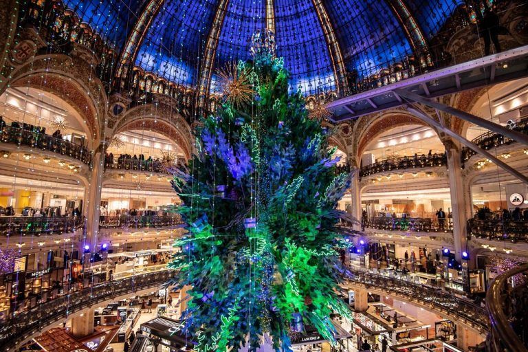 Der Weihnachtsbaum ist in den Galeries Lafayette in Paris während der Eröffnungsfeier der traditionellen Weihnachtsfenster bunt illuminiert. AFP