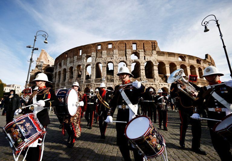 Die britische Royal Navy Band spielt vor dem Kolosseum in Rom zu Ehren der HMS Albion, die zwischen Anzio und Civitavecchia segelt. Reuters