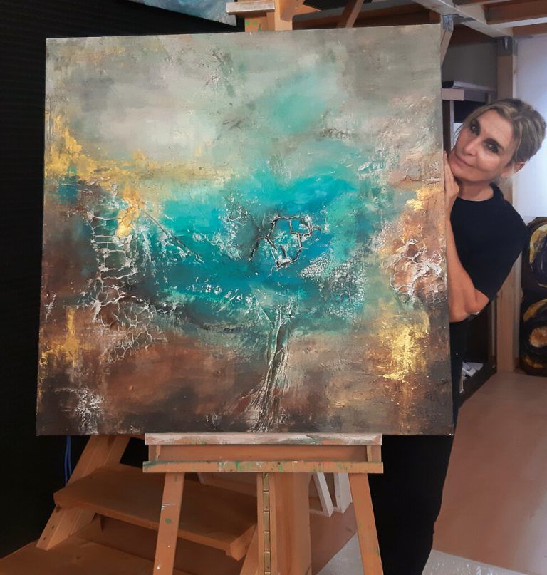 Die Dornbirner Künstlerin Andrea Pichler mit ihrer aktuellen Arbeit „Cosmic Breath“. Privat