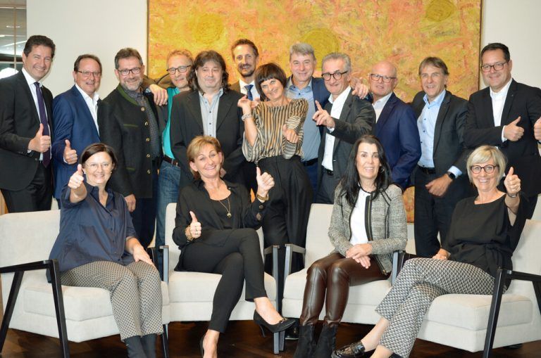 Die Dornbirner Sparkasse bedankt sich bei langjährigen Mitarbeitenden: Helmut Öhy (45 Jahre), Reinhard Plangger (40), Klaus Höfle, Dagmar Metzler (35), Dietmar Natter, Raimund Rettl, Reinhard Siegl (25). Ruhestand: Johann Alge, Gudrun Eibl, Günter Hasenburger, Ingrid Kernbeiß, Ulrike Masal, Gerhard Schöch, Waltraud Sieber, Gerhard Sperger, Öhy und Rettl. Fa