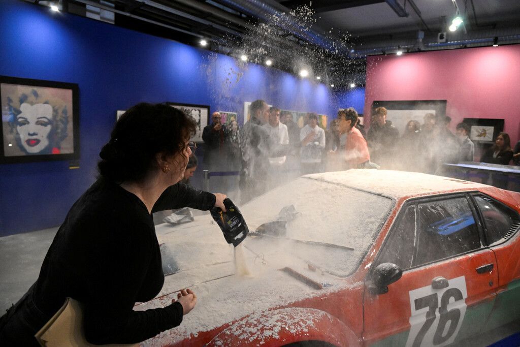 Warhol-Auto mit Mehl überschüttet
