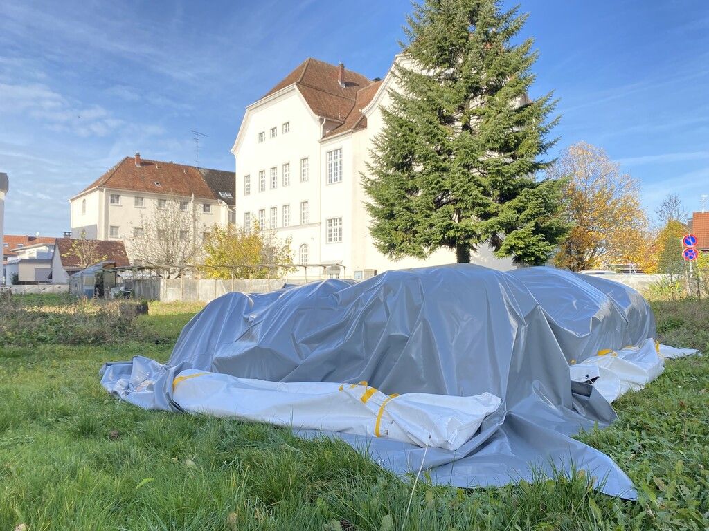 Zelte hinter dem Gericht eingelagert