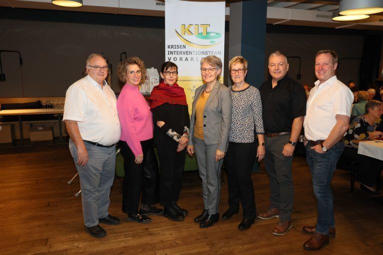 Die Jubilare: Bertram Bolter, Karin Kleinbichler, Birgit Gantschacher (je 20 Jahre), Marlies Burtscher, Maria Hrach, Michael Seethaler (je 10 Jahre) und Martin Forster (20 Jahre). AME