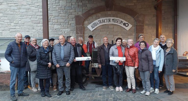 Die Seniorenring-Mitglieder beim Auto & Traktor Museum in Uhldingen-Mühlhofen. SR
