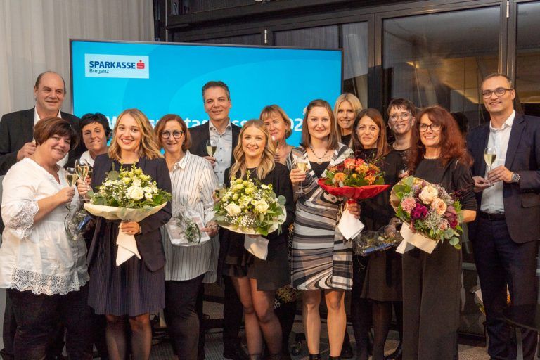 Die Vorstandsdirektoren der Sparkasse Bregenz, Gerhard Lutz und Johannes Hämmerle, bedankten sich bei den langjährigen Mitarbeitenden für ihre Betriebstreue. Geehrt wurden u. a. Gerda Felder (35 Jahre), Eva-Maria Bereuter (30 Jahre), Karin Fatone-Schäfer, Karin Lämmerhirt-Meusburger und Bernd Blum (20 Jahre). Fa