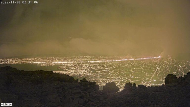 Die Webcam der Erdbebenwarte zeigt, wie sich Lava im Krater ausbreitet. ap