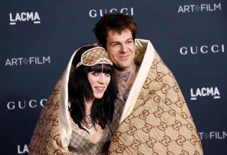 Eilish und Rutherford erschienen eingehüllt in einer Guccidecke. afp