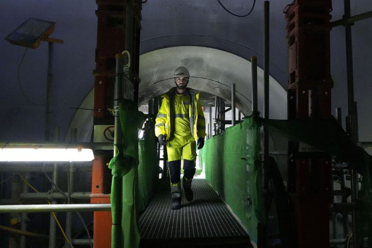 Ein Arbeiter geht durch die Baustelle des umstrittenen britischen AKW Hinkley Point C. Die Fertigstellung soll bis 2027 dauern. AP