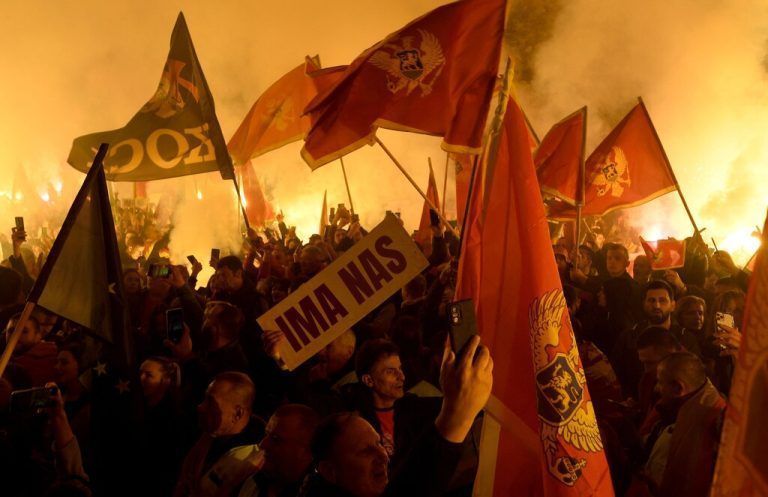 Ein Demonstrant hält bei einer Kundgebung ein Plakat mit der Aufschrift „Wir sind viele“ hoch. Sie demonstrieren für die Rücknahme eines umstrittenen Gesetzes, das die Befugnisse des Präsidenten in Montenegro einschränkt. AFP