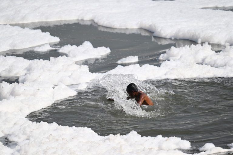 Ein Junge badet im völlig verschmutzten Fluss Yamuna in Neu-Delhi, Indien. AFP
