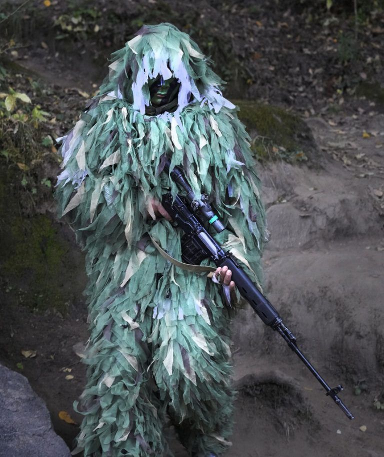 Ein Scharfschütze der indischen Armee kehrt von einer Geländeübung zurück. Militärs aus Indien und den USA nehmen an dieser teil. AP