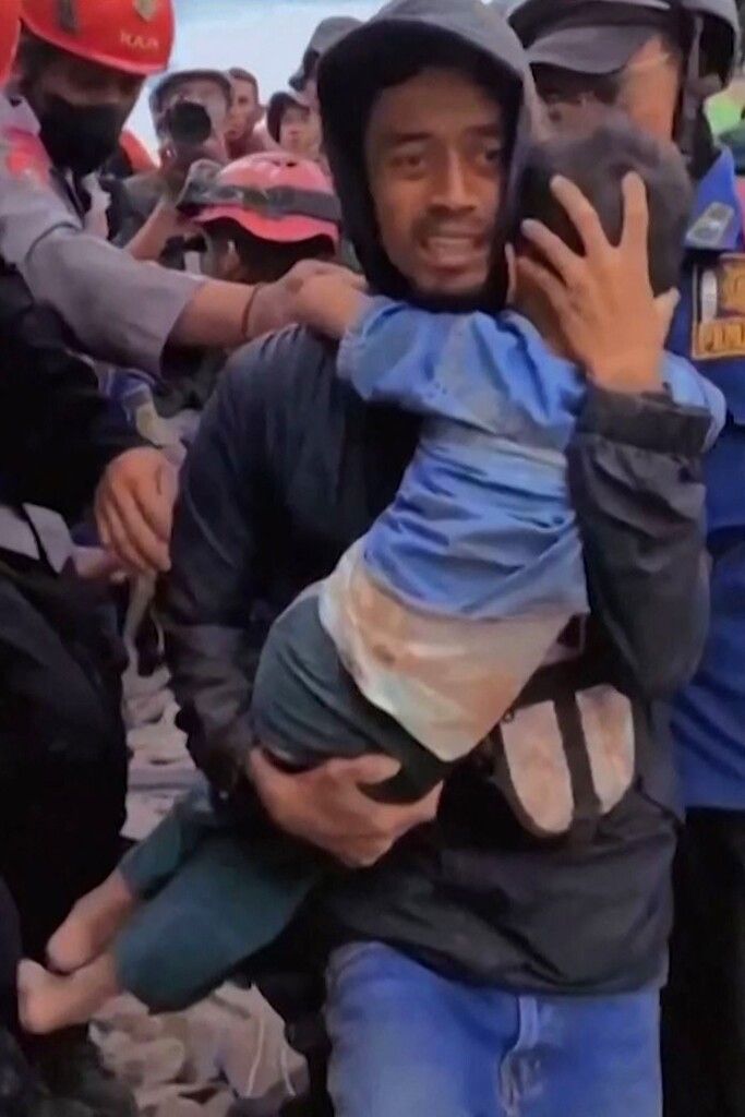 Ein sechsjähriger Junge wurde zwei Tagen nach dem verheerenden Erdbeben der Stärke 5,6 in West-Java, Indonesien, aus den Trümmern gerettet. AFP
