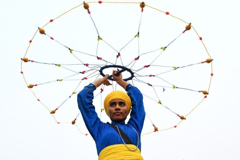 Ein Sikh führt während einer religiösen Prozession in Amritsar im indischen Bundesstaat Punjab „Gatka“ vor, eine alte Kampfkunst. AFP