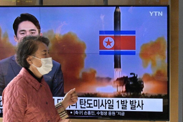 Eine Frau geht am Bahnhof in Seoul in Südkorea an einem Fernseher vorbei, der einen nordkoreanischen Raketentest zeigt. AFP