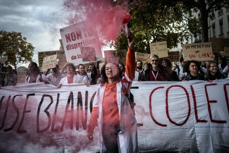Eine Frau hält eine rote Fackel, während Medizinstudenten an einer Kundgebung teilnehmen, um gegen Kürzungen und eine Verlängerung der Ausbildung zum Allgemeinmediziner zu protestieren. AFP