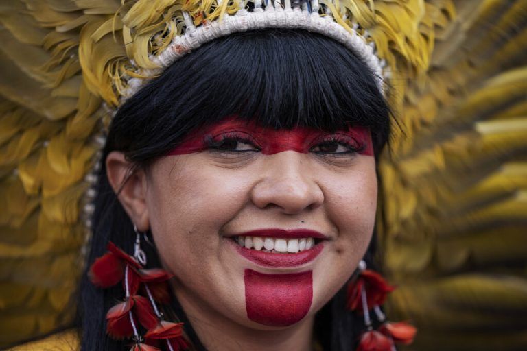Eine indigene Frau aus dem brasilianischen Bundesstaat Amazonas nimmt an der Klimakonferenz in Ägypten teil. AP