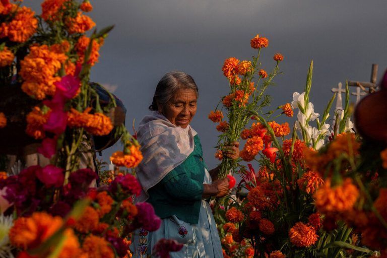 Eine indigene Frau schmückt ein Grab während der jährlichen Feier zum Tag der Toten im mexikanischen Bundesstaat Puebla. Reuters