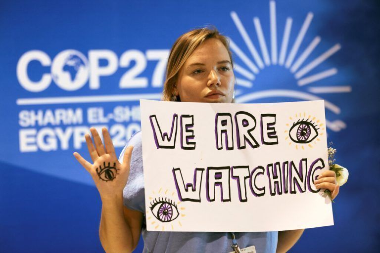 Eine Klimaaktivistin bei einem Protest während des COP27-Klimagipfels in Scharm el Scheich in Ägypten. reuters