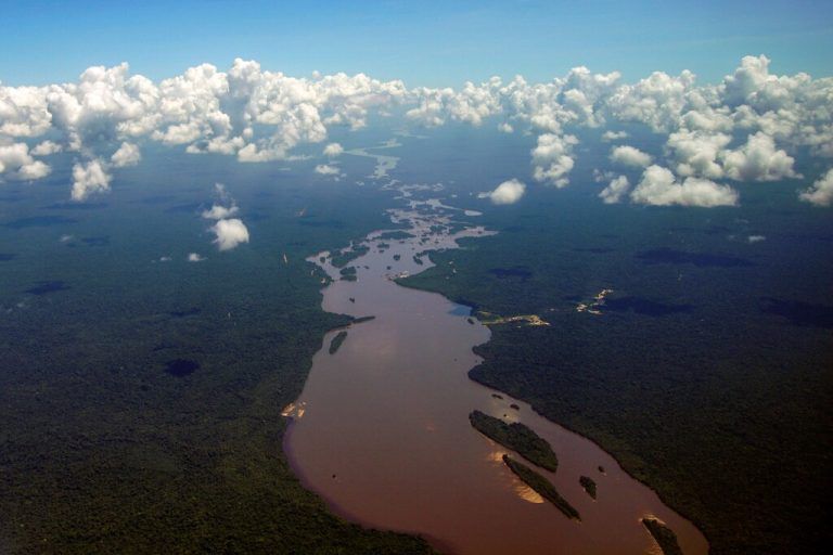 Eine Luftaufnahme zeigt das Essequibo Flussdelta, das im AmazonasRegenwald in der Region Potaro-Siparuni in Guyana fließt. AFP