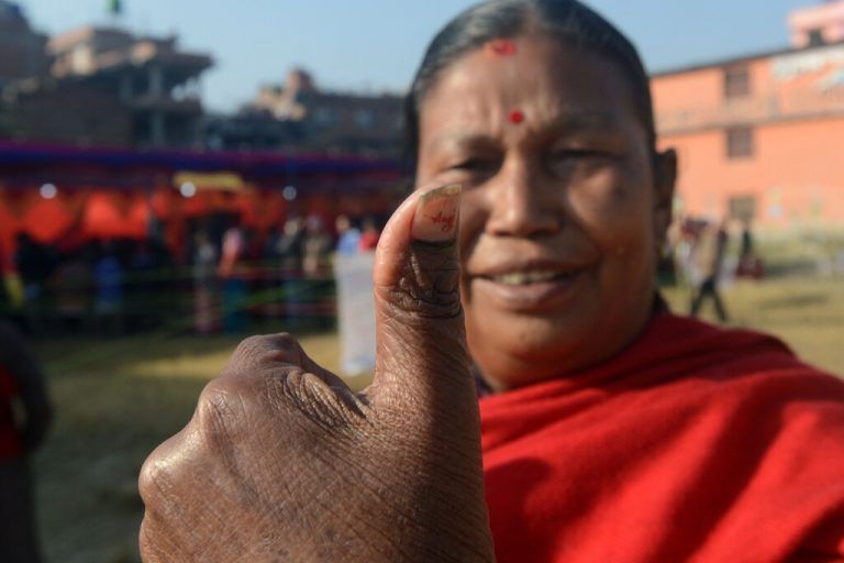 Eine Wählerin nach Abgabe ihrer Stimme bei den Parlamentswahlen in Nepal in einem Wahllokal in Bhaktapurf. afp