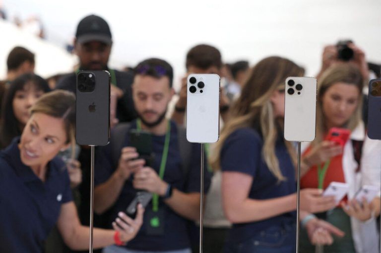 Elektronische Geräte sind in der Schweiz billiger geworden - das iPhone 14 gibt es in Europa nirgends günstiger als in der Schweiz. AFP
