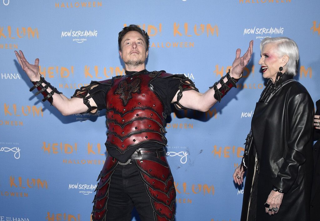 Heidi Klum feiert Halloween als Riesenwurm