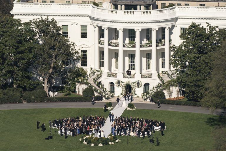 Erstmals seit Jahren ist das Weiße Haus wieder zur Bühne einer Hochzeit geworden. Naomi Biden, die 28-jährige Enkelin von US-Präsident Joe Biden, und ihr Lebensgefährte Peter Neal gaben sich das Jawort. ap