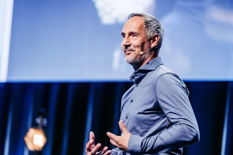 Ex-Nationalspieler und Fußballtrainer Adi Hütter gab Einblicke in die tägliche Arbeit abseits der Seitenauslinie, sprach über Zielsetzung und Mitarbeiterführung.