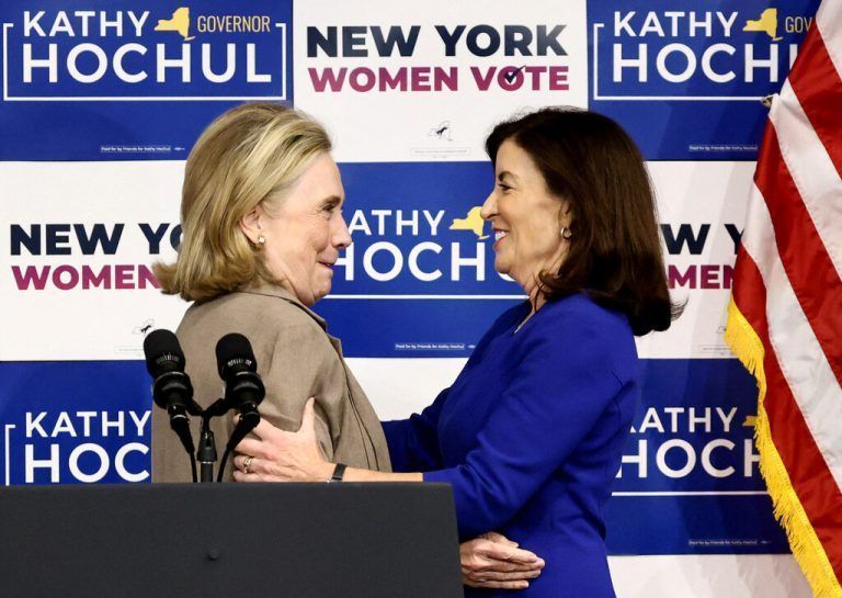 Ex-US-Außenministerin Hillary Clinton und New Yorks Gouverneurin Kathy Hochul bei einer Kundgebung vor den Midterm Elections. Reuters