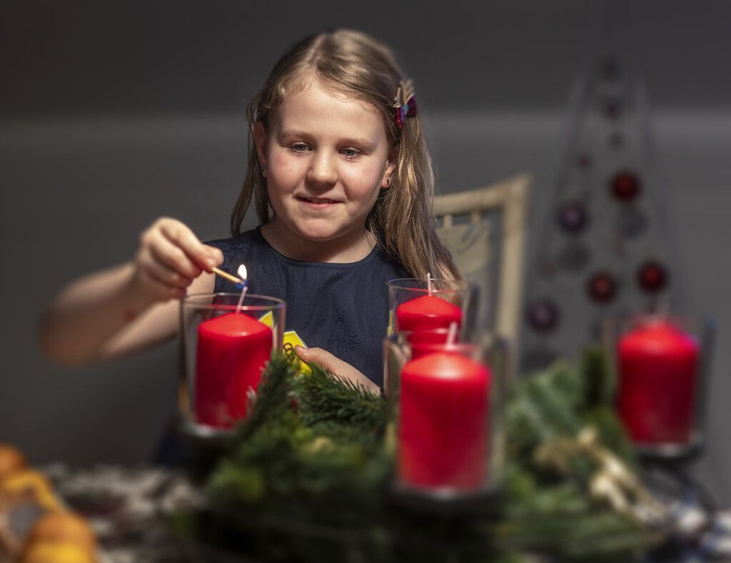 Erste Kerze brennt. Advent ist die Zeit der Hoffung. »a8