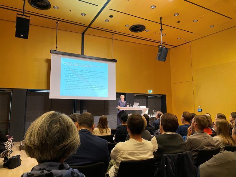 Caroline Manahl vom Verein „okay. zusammen leben“ bei ihrem Vortrag. <span class="copyright">VN</span>