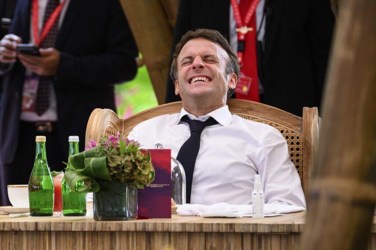 Frankreichs Präsident Emmanuel Macron während eines Gesprächs vor einem Arbeitsessen beim G20-Gipfel in Nusa Dua, Bali, Indonesien. AP