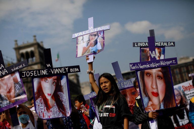 Frauen und Mädchen nehmen in Mexiko-Stadt an einem Marsch für vermisste Frauen und Opfer von Gewalt teil. Reuters