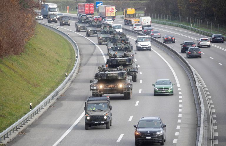 Gepanzerte Fahrzeuge der Schweizer Armee nehmen an der Militärübung „Pilum“ bei Othmarsingen (Kanton Aargau) teil. Reuters