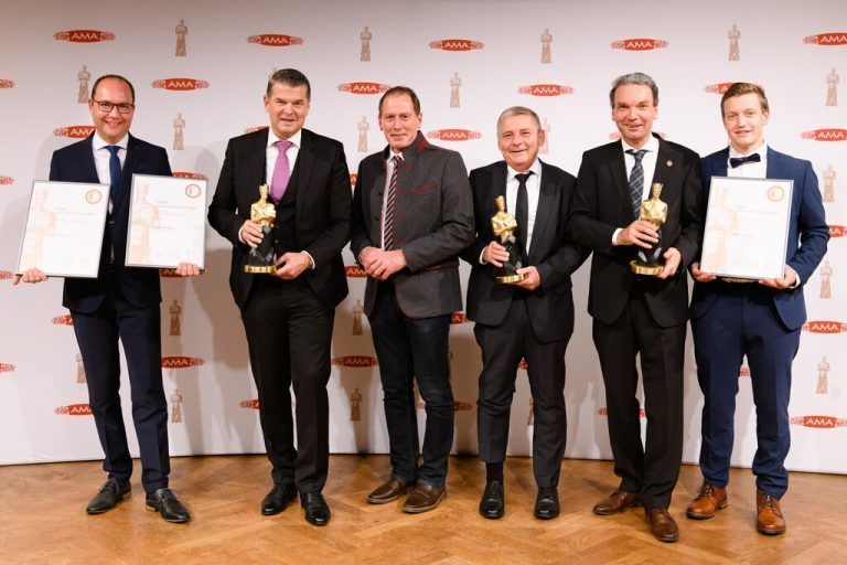Hattrick Bei der Käsekaiser-Gala in Linz wurde die Vorarlberg Milch gleich mit drei Käsekaisern ausgezeichnet - für den Weinkäse, den Arlberger sowie den Rahmkäse. „Ein Käsekaiser-Hattrick ist größte Anerkennung und Motivation zugleich“, freut sich Geschäftsführer Raimund Wachter. M.Rhomberg