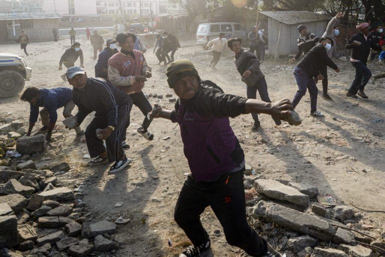 Hausbesetzer schleudern in Kathmandu Steine auf Polizisten, um gegen den Regierungsentscheid zur Räumung eines Stadtteils zu protestieren. AFP